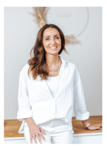 Portrait de Magalie, fondatrice de l'institut CIOMA à Reims, experte cils et massage faciaux liftant, soin visage coréen.