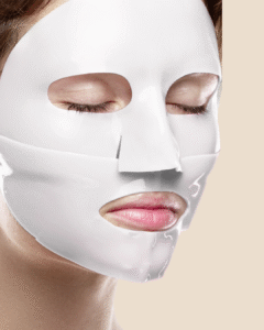 “Soin Face Lift Collagène à l’institut CIOMA, massage facialiste liftant associé à une feuille de collagène pur pour repulper et raffermir la peau.”